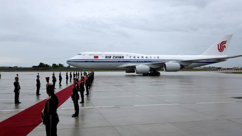 Xi arrives in France