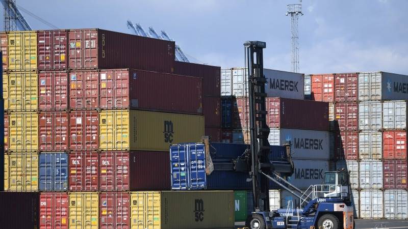 UK trade deficit down to £7.8 billion in Q1