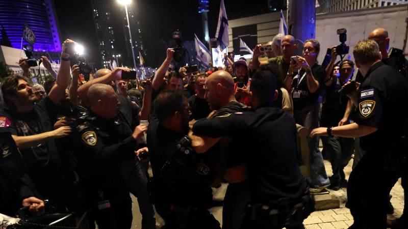 Anti-govt protesters clash with police in Tel Aviv