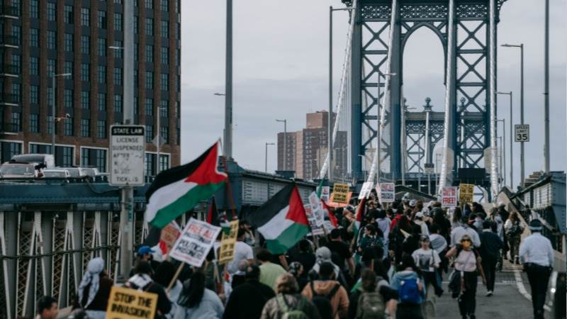 NYPD arrests protesters on Manhattan Bridge