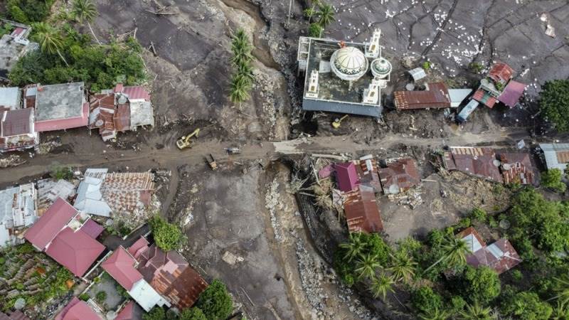 50 dead, 27 unaccounted for in Indonesia floods