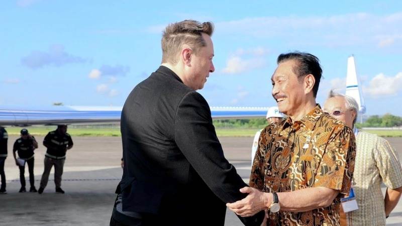 Musk lands in Indonesia to launch Starlink internet