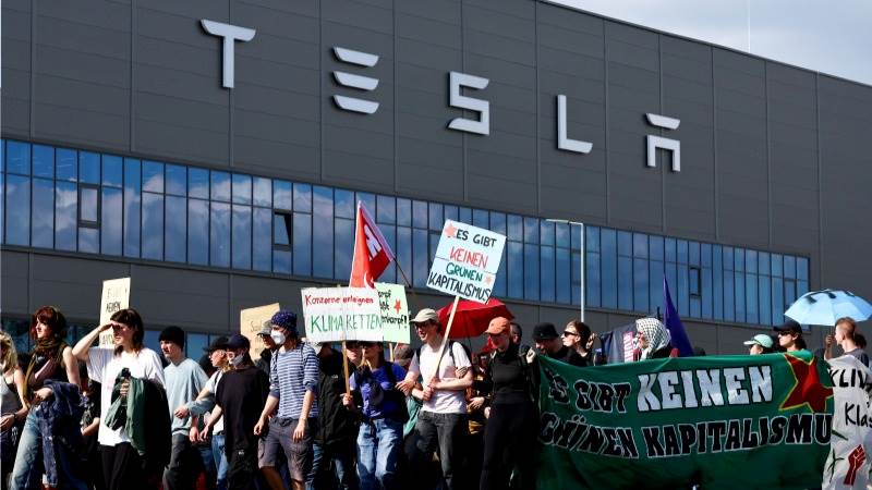 OVERVIEW: Berlin Gigafactory – Tesla, protesters go head to head