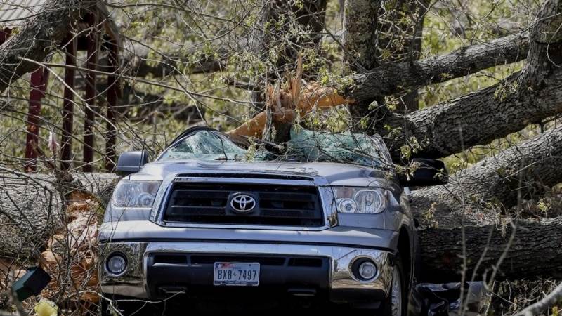 Tornadoes in Texas and Arkansas kill 6, injure dozens