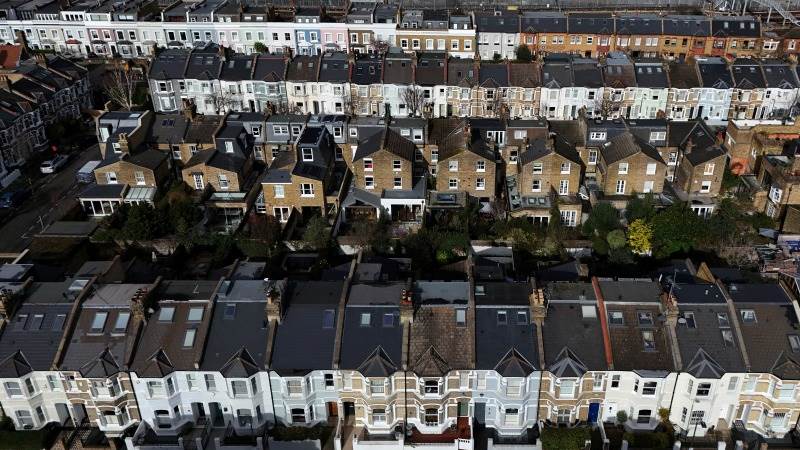 UK mortgage approvals slightly down to 61,100 in April