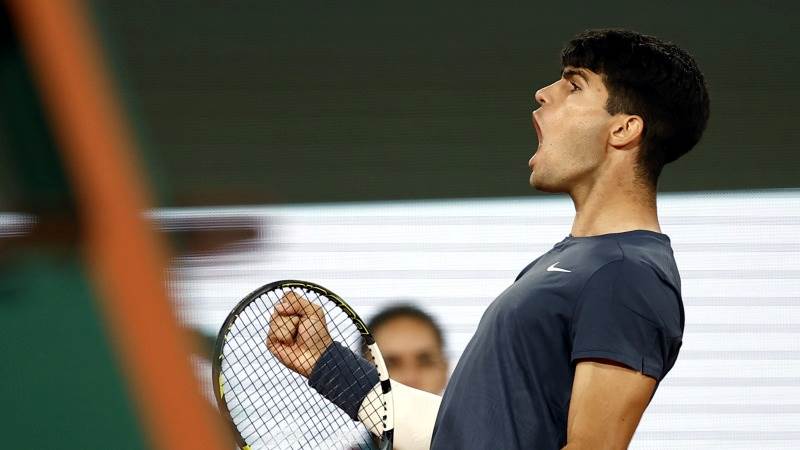 Alcaraz beats Tsitsipas, through to Roland-Garros SFs