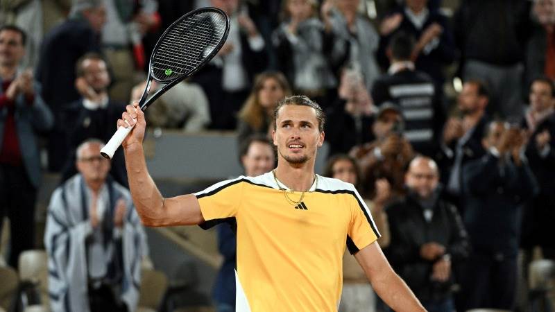 Zverev advances to the French Open final four