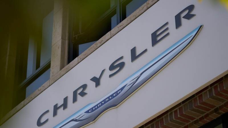 Chrysler recalls 215,246 cars in US