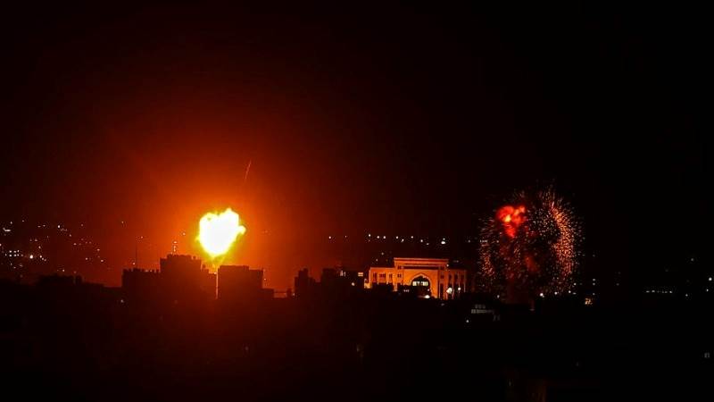 Israel hits Hamas targets in central Gaza