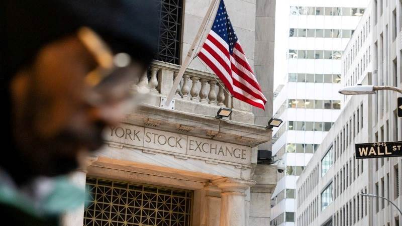 US closes mostly lower, as energy, banking stocks take lead