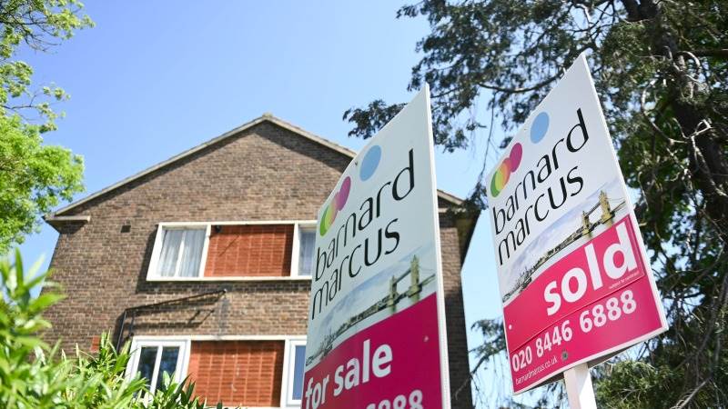 UK mortgage approvals fall to 60,000  in May