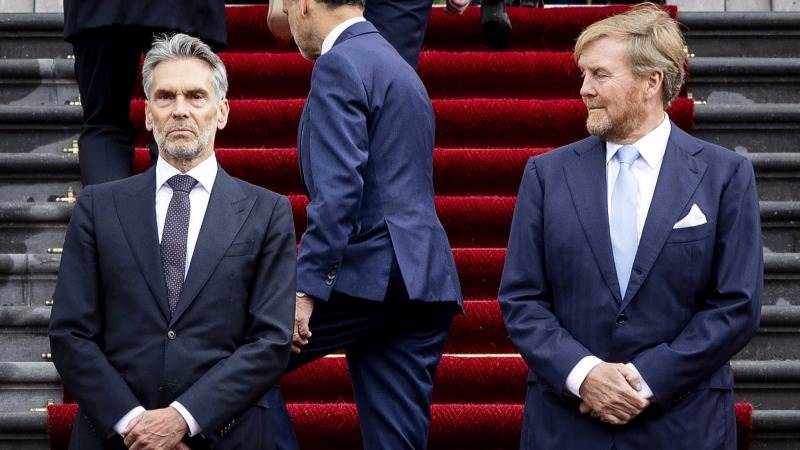 Dutch king swears in new prime minister