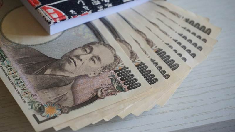 Yen plummets to 31-year low against euro