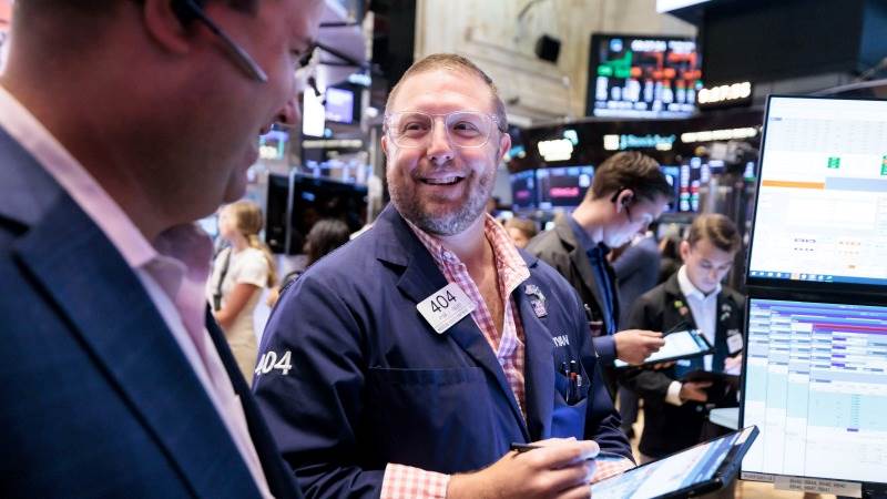 US closes higher, Nasdaq 100 up 1%