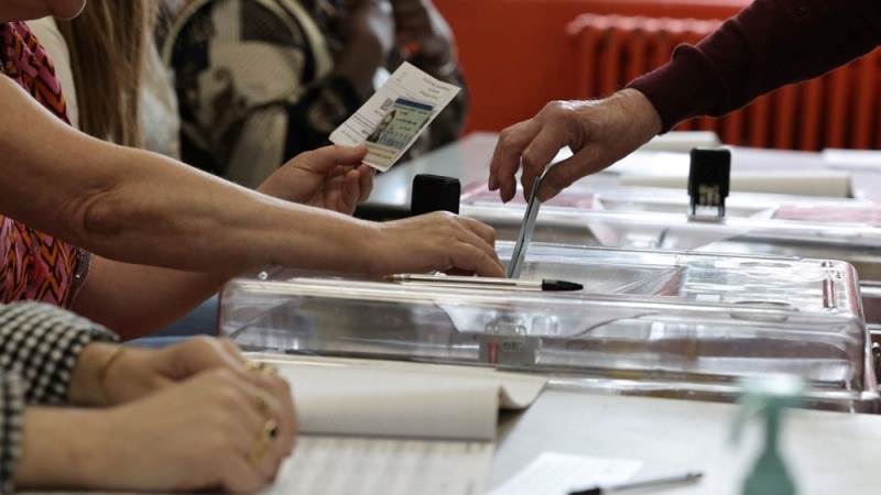 Midday turnout for French elections reaches 26.63%