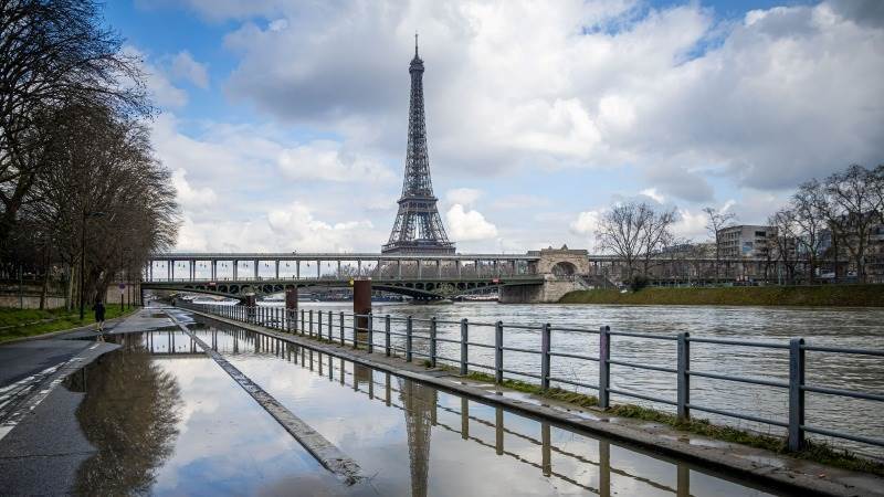 CAC 40 opens lower amid political gridlock climate