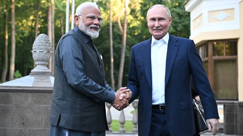 Putin, Modi have informal meeting