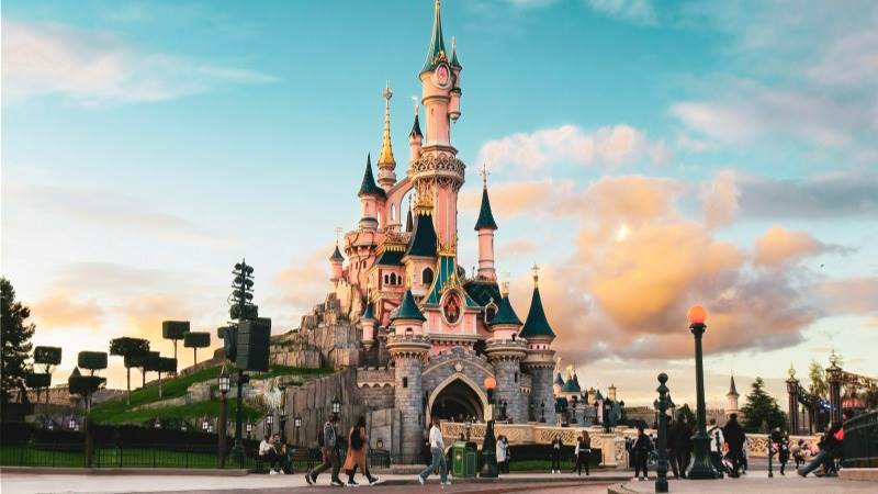 Disneyland workers to go on strike