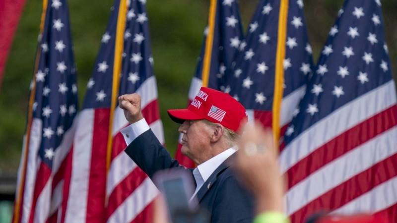 Trump welcomes son Barron to rally