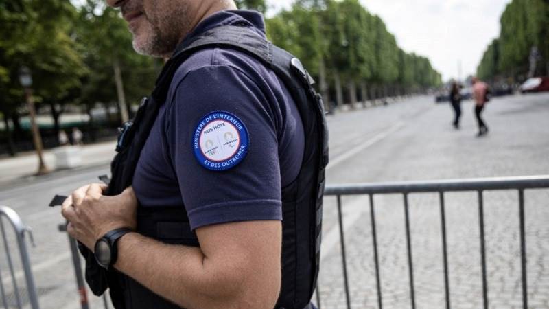 One person killed after car drives into Paris cafe