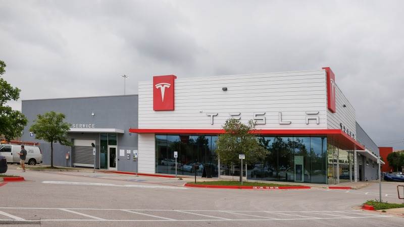 Tesla allegedly halts some production lines due to IT outage