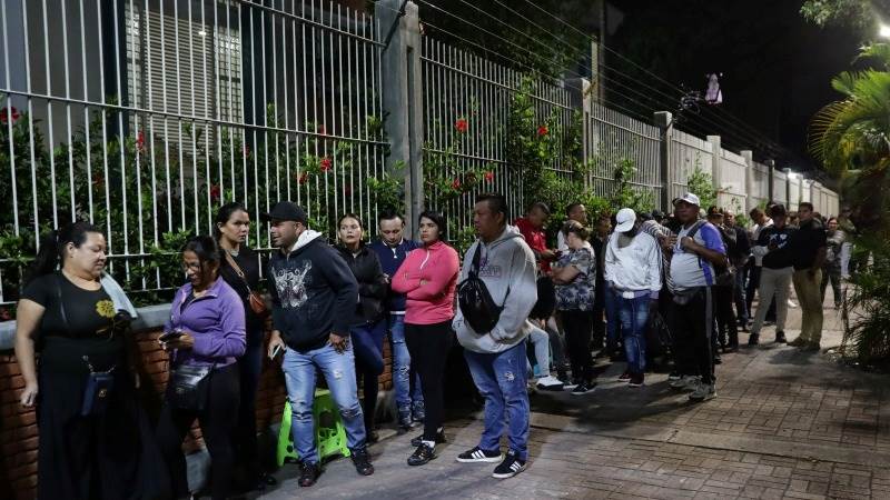 Venezuelans call for polls to close