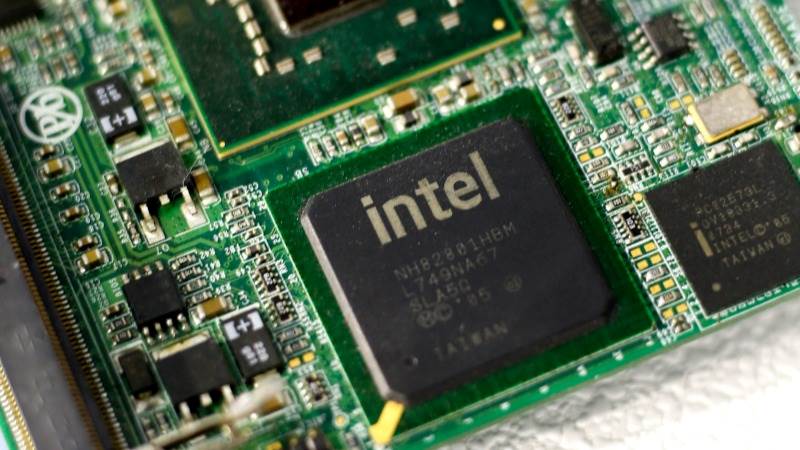 Intel drops 27% to levels unseen since February 2013