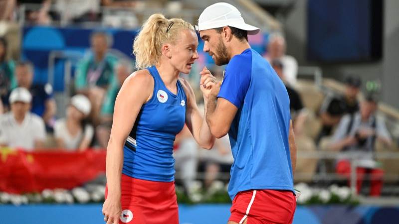 Siniakova and Machac win Olympic gold in mixed doubles