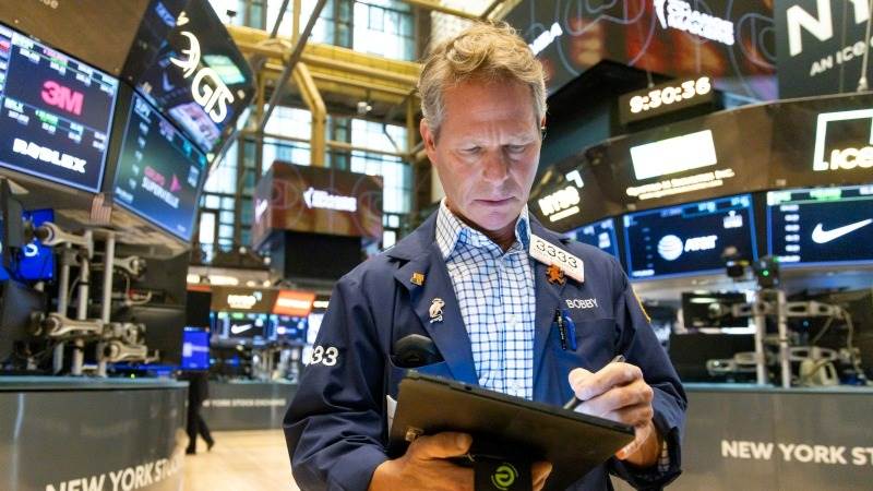 US extends premarket losses, Dow dips 1,000 pts