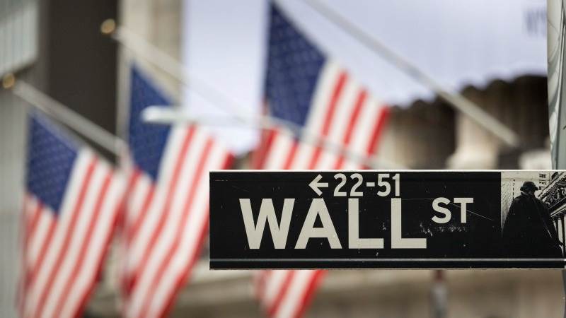 US closes higher on tech sell-off