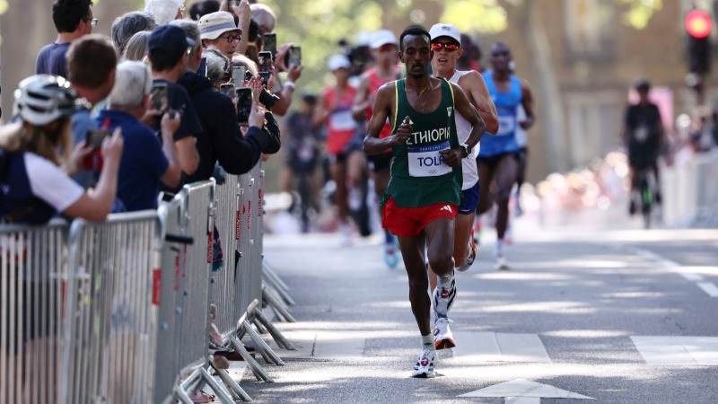 Tamirat Tola wins gold in men’s marathon, breaks Olympic record