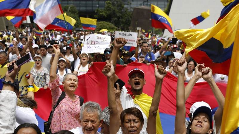 18 countries call for restraint in Venezuela