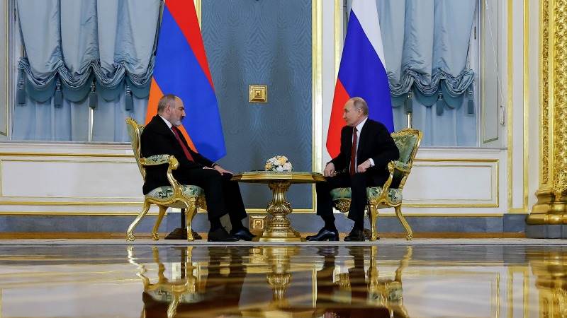 Putin, Pashinyan talk relations, agree to meet