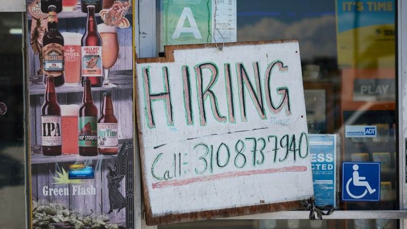 US jobless claims down by 2,000 to 231,000