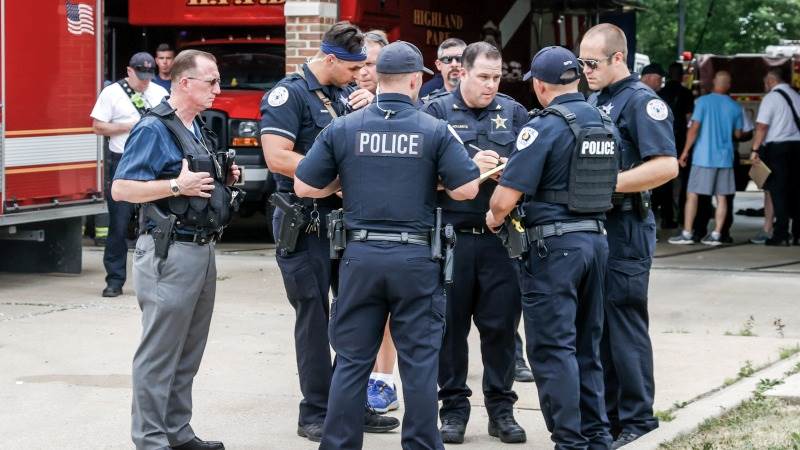 4 people shot dead on subway train near Chicago