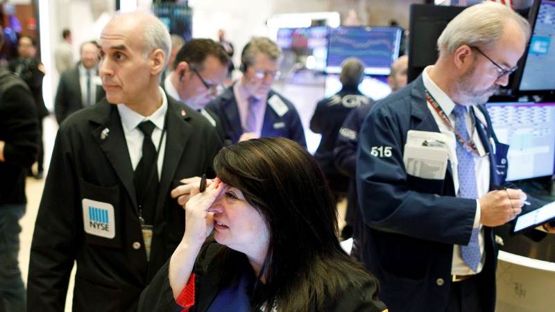 US sinks lower as Dow plummets 500 points