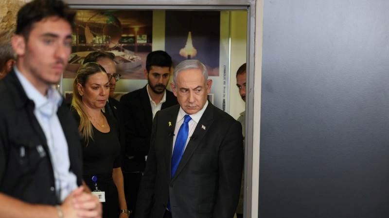 Netanyahu’s mixed msgs complicate peace talks, sources say