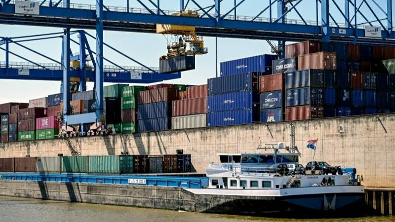 US trade deficit shrinks to $73.8 billion in October