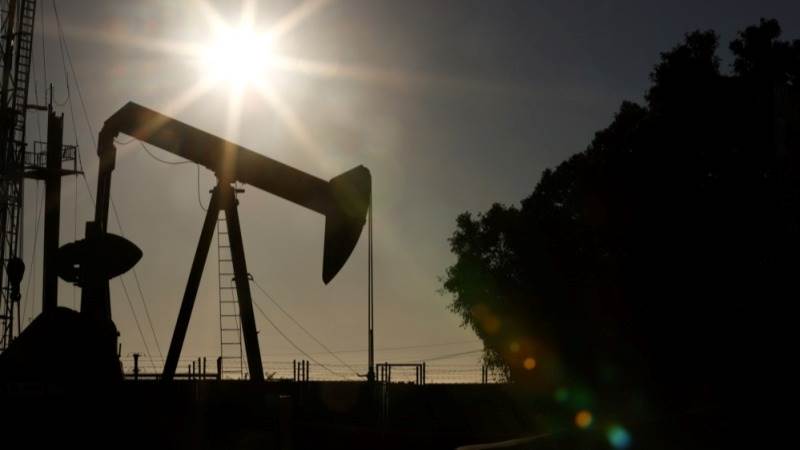 Oil down 1% amid weak demand in China