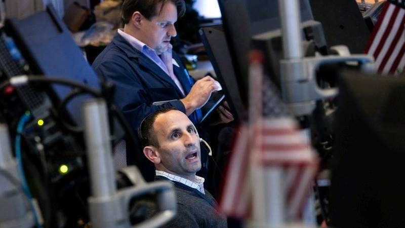 US erases gains, Dow plunges 400 points