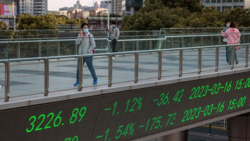 Asia-Pacific trades mixed as Chinese indexes tumble