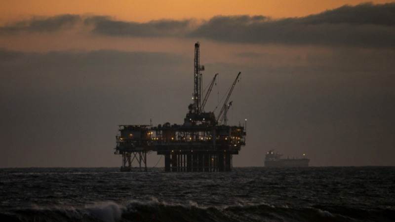 Oil sinks 1% amid hurricane woes in US