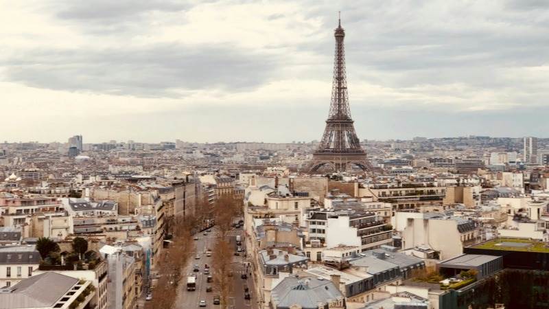 Fitch revises France’s outlook to negative