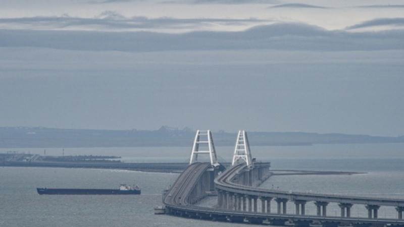 Traffic on Crimean bridge suspended amid air raid alert