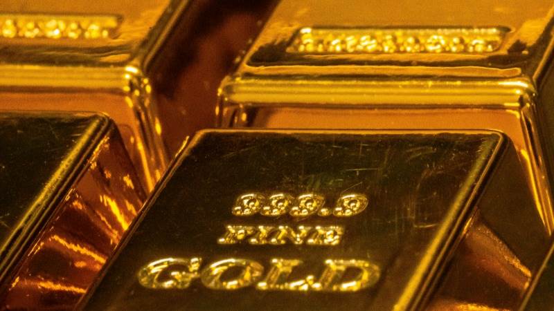 Gold reverses course, slides by 2%