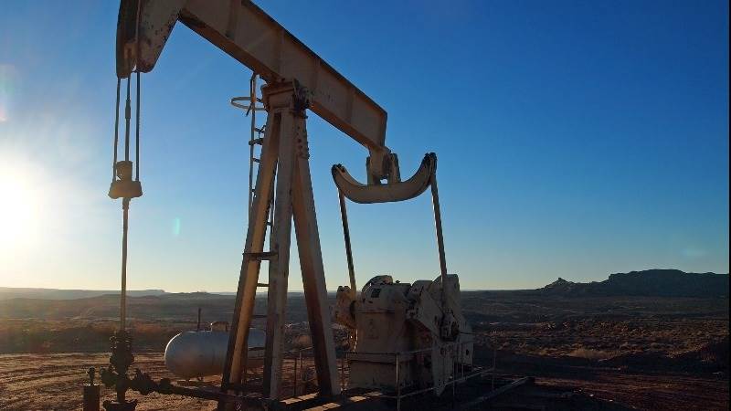 Oil climbs 2% as Middle East tensions rise