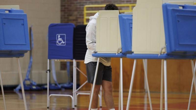 Georgia extends voting hours after bomb threats