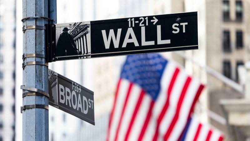 US extends premarket losses, Dow drops 500 points