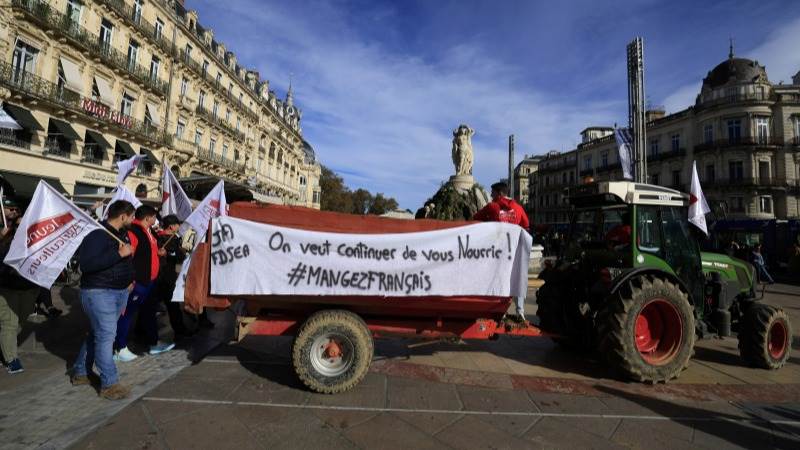 French farmers to continue protests next week