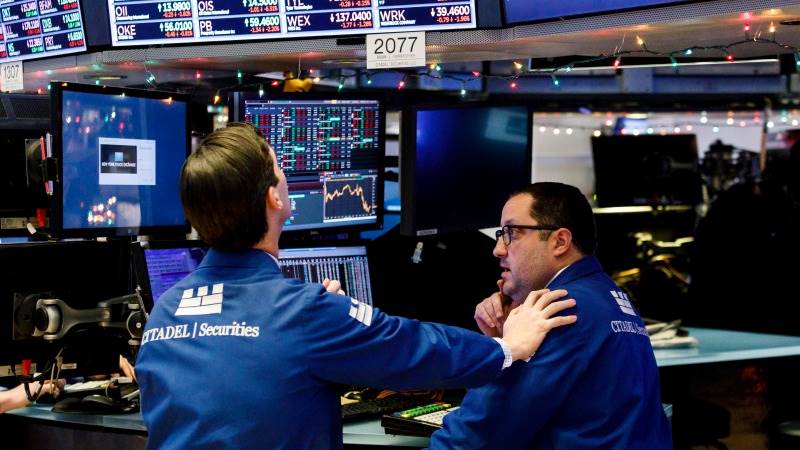 Wall Street closes mixed ahead of tech earnings